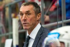 Karlovarské hokejisty povede i v příští sezoně trenér Tlačil