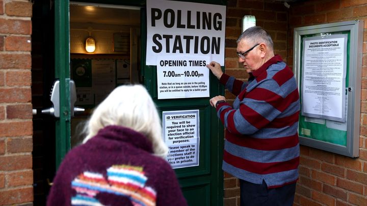 V Anglii začaly komunální volby. Vládnoucí konzervativci očekávají velké ztráty; Fotoquelle: Reuters