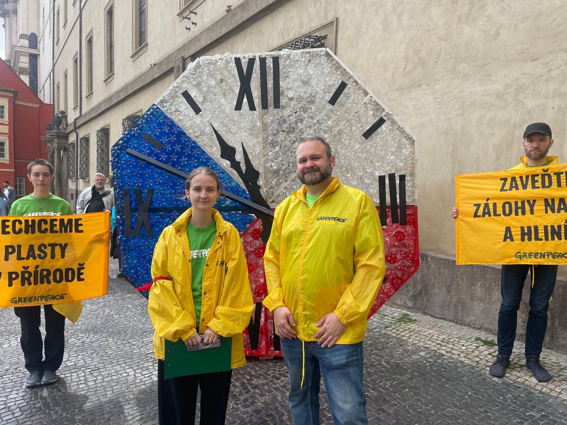 Zástupci Greenpeace před Poslaneckou sněmovnou, kde 15. dubna 2025 upozorňovali na nutnost zavést zálohování petek a plechovek.