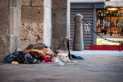 Bezdomovec, který umrzl v Miláně, měl na účtu 100 tisíc eur. Žil "jako duch"