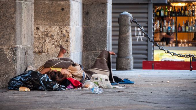Bezdomovec v Miláně, ilustrační foto.