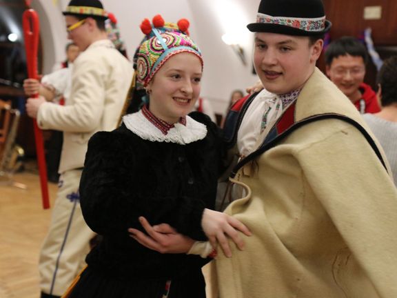 Taneční pár o fašankovém úterý ve Strání, kde má tato tradice stále velmi silné kořeny.