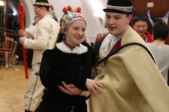 Mladý pár tančí při fašankové obchůdce ve Strání na Uherskobrodsku