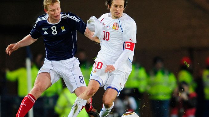 Tomáš Rosický v zápase se Skotskem