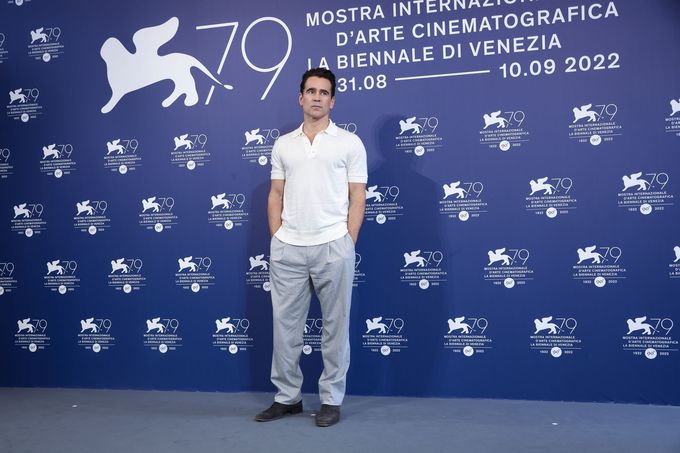 Herec Colin Farrell na benátském festivalu.