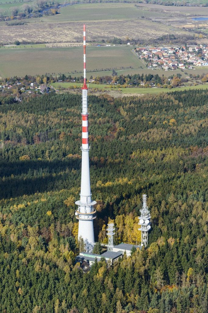 Na snímku: Detailnější pohled na televizní vysílač Cukrák z ptačí perspektivy