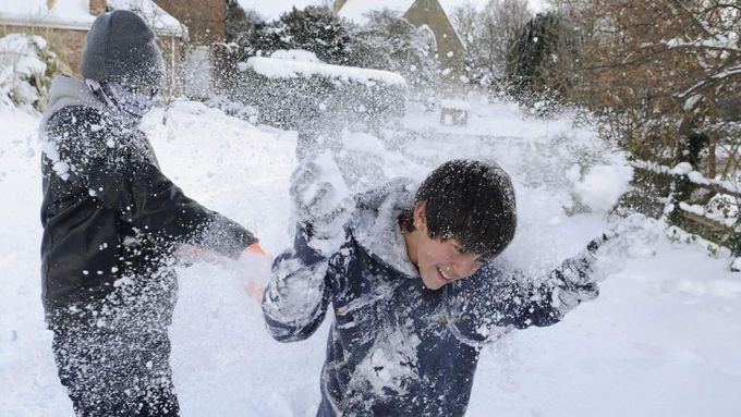 Teenageři ve Stamford Bridge mají ze sněhové nadílky opravdu radost.