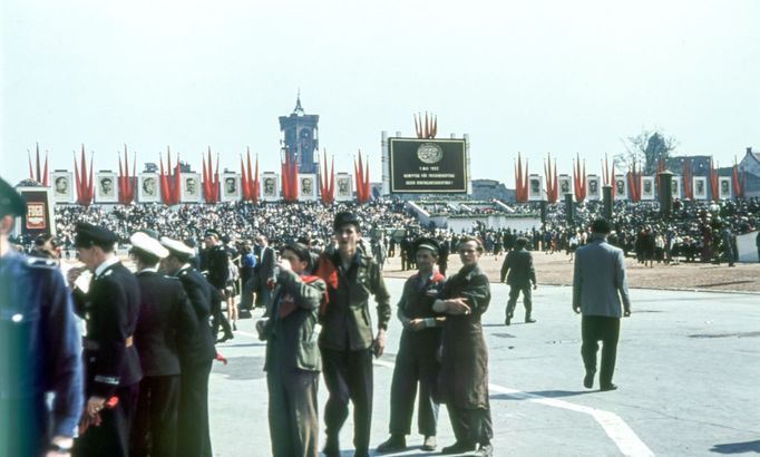 Prvomájové oslavy v Berlíně, 1952. Dav lidí na náměstí Marx-Engels-Platz (dnes Schlossplatz) s politickou výzdobou.