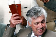 Odvolaný trenér Ancelotti o vzpouře opor v Bayernu neví a chce si dát pauzu