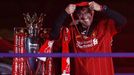 Trenér Liverpoolu Jürgen Klopp nadšeně pózuje s trofejí a medailí pro vítěze Premier League