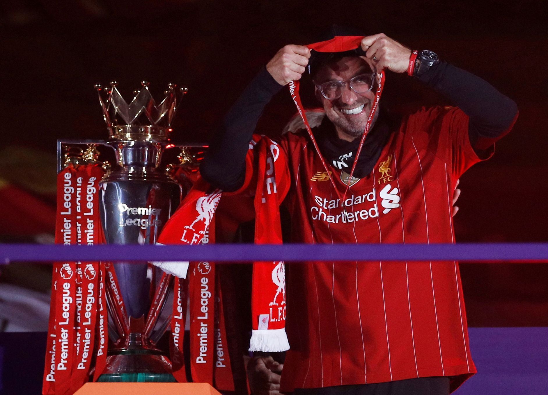 Nejhezčí fotky Reuters 2020 - Trenér Liverpoolu Jürgen Klopp s trofejí a medailí pro vítěze Premier League