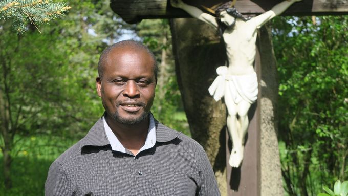Bob Ogola je anglikánským knězem propůjčeným Českobratrské církvi evangelické.