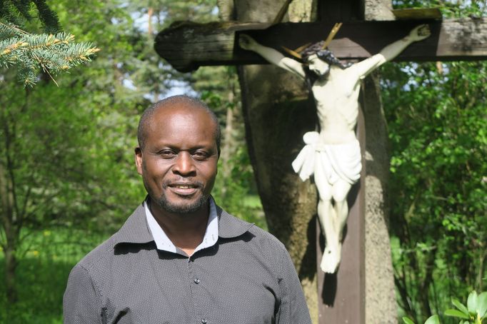 Bob Ogola je anglikánským knězem propůjčeným Českobratrské církvi evangelické.