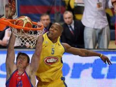 Alexey Savrašenko z CSKA Moskva skóruje přes Macea Baston z Maccabi Tel Aviv (vpravo) během Euro League Final Four.