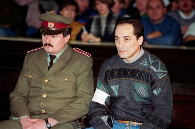 Ondrej Rigo u Městského soudu v Bratislavě při vynesení doživotního trestu 28. listopadu 1994.