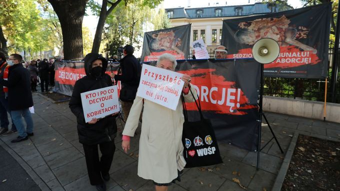 V Polsku probíhají protesty proti zpřísnění potratů.