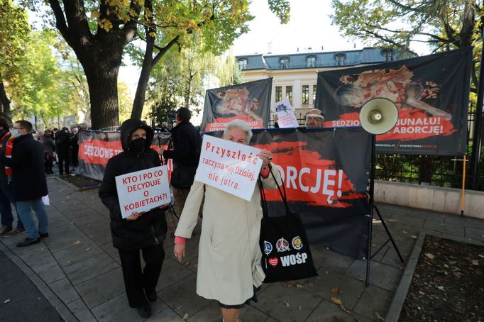 V Polsku probíhají protesty proti zpřísnění potratů.