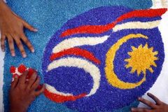 Malajsii je 50. Pod make-upem se ukazují vrásky
