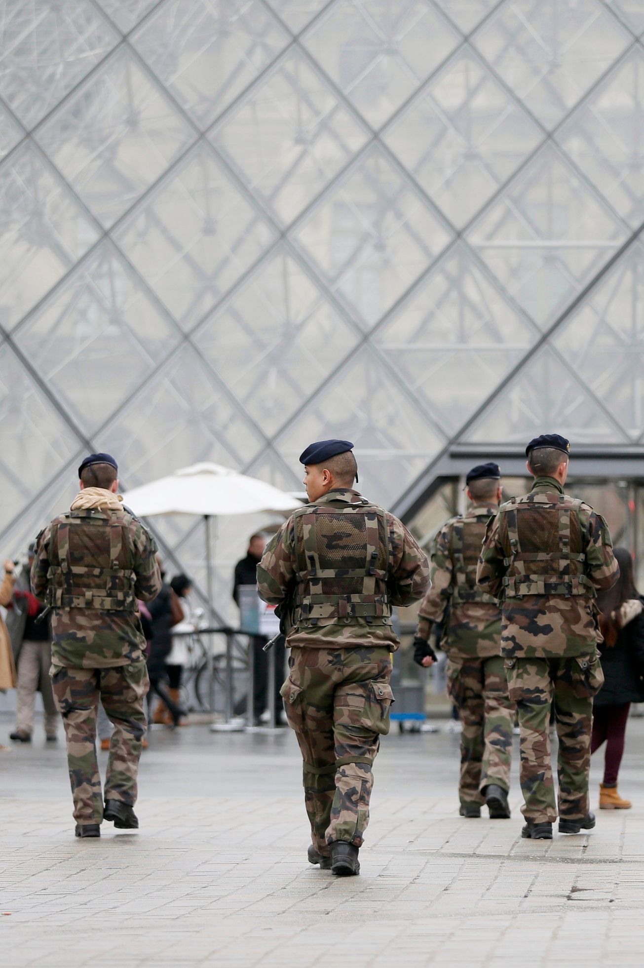 S hlídáním Paříže pomáhá i armáda. Na snímku vojáci u muzea Louvre.
