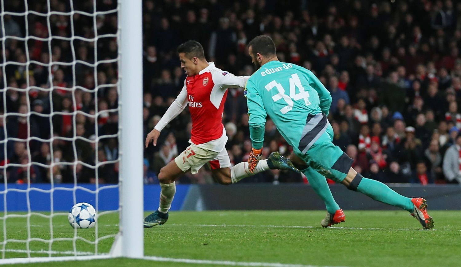 LM, Arsenal-Dinamo Záhřeb: Alexis Sánchez dává gól na 3:0