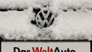 File photo of a snow-covered Volkswagen logo at a Volkswagen car dealer in the western city of Hamm January 14, 2013. Germany's Volkswagen said sales of its main namesake brand edged up 0.4 percent in February, the smallest gain in 13 months. VW brand deliveries rose to 401,400 vehicles last month from 399,700 a year earlier, the Wolfsburg-based car maker said March 11, 2013. REUTERS/Ina Fassbender/Files (GERMANY - Tags: TRANSPORT BUSINESS) - RTR3CFX8 Published: Bře. 11, 2013, 10:28 dop.