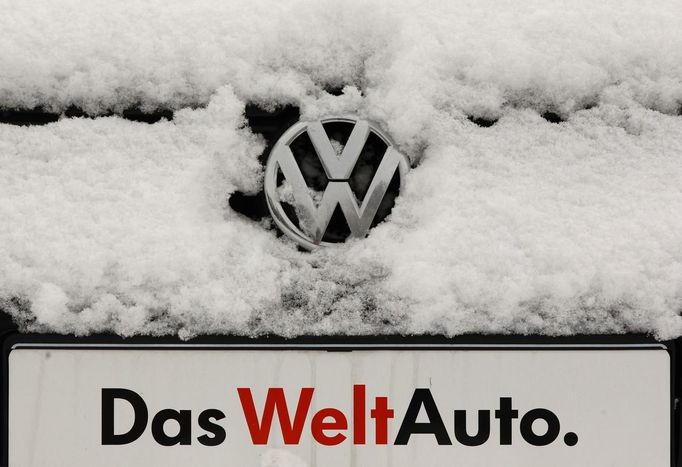 File photo of a snow-covered Volkswagen logo at a Volkswagen car dealer in the western city of Hamm January 14, 2013. Germany's Volkswagen said sales of its main namesake brand edged up 0.4 percent in February, the smallest gain in 13 months. VW brand deliveries rose to 401,400 vehicles last month from 399,700 a year earlier, the Wolfsburg-based car maker said March 11, 2013. REUTERS/Ina Fassbender/Files (GERMANY - Tags: TRANSPORT BUSINESS) - RTR3CFX8 Published: Bře. 11, 2013, 10:28 dop.