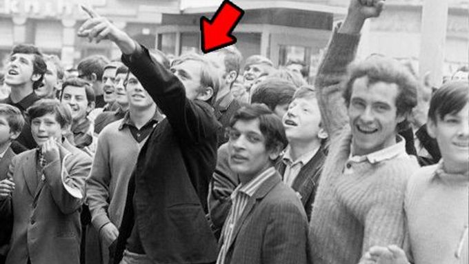 Muž s nataženou rukou, na kterého směřuje šipka, je Emil Rašner z Klobouk u Brna. Ukazuje na kamaráda, který demontuje "plechový Kreml"