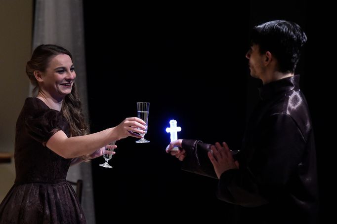 Barbora Křupková jako Grušeňka a Václav Švarc v roli Aljoši.