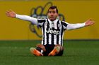 VIDEO Buffon vyloučen, Juventus po 12 výhrách obralo Lazio