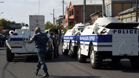 Ozbrojenci obsadili policejní stanici a chtějí pád vlády. Arméni je na ulici podporují