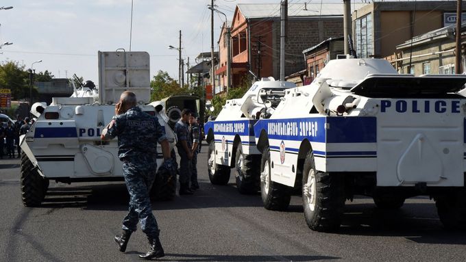 Arménské bezpečnostní zdroje uvádějí, že s útočníky v obsazené policejní budově vyjednávají.
