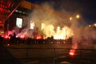 FOTO Předehra derby: policejní manévry a zář světlic