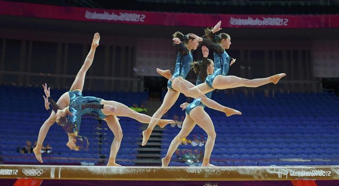 Lauren Mitchell of Australia attends a gymnastics training session at the O2 Arena before the start of the London 2012 Olympic Games July 26, 2012. This picture was taken using multiple exposures. REUTERS/Brian Snyder (BRITAIN - Tags: SPORT OLYMPICS SPORT GYMNASTICS) Published: Čec. 26, 2012, 12:24 odp.