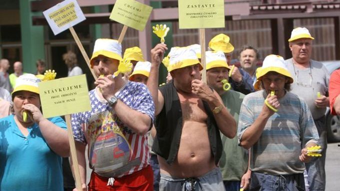 Stávkující odboráři na mítinku v depu metra v Hostivaři.