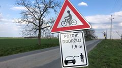 Značka, jež upozorňuje, že je nutné dodržet bezpečný boční odstup při předjíždění cyklisty