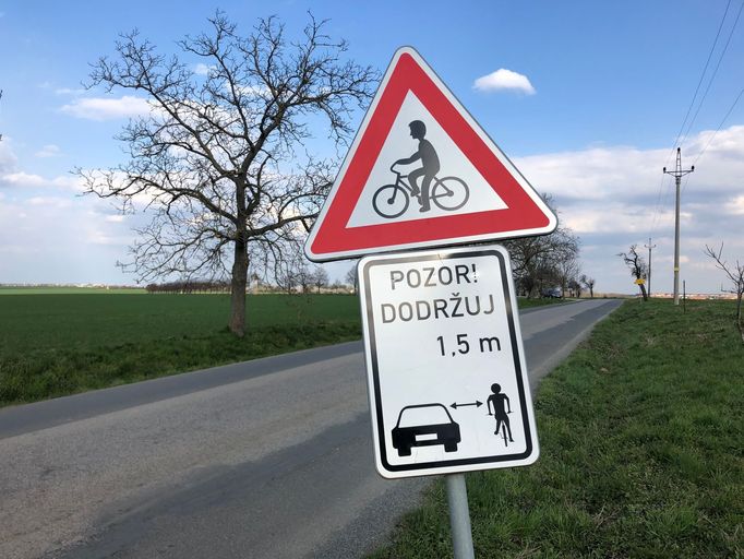 Značka, jež upozorňuje, že je nutné dodržet bezpečný boční odstup při předjíždění cyklisty, ač ještě 1,5 metru neplatí.