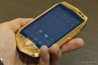 Lamborghini TL700 - luxusní Android Třetím představeným telefonem společnosti Lamborghini je model  TL700 založený na operačním systému Android 2.3 Gingerbread. Telefon disponuje 3,7 palcovým displejem s rozlišením 480 x 800 obrazových bodů. Fotoaparátem s rozlišením 5 megapixelů. Procesorem Qualcomm (bez upřesnění) a 4 GB interní úložné paměti. O chod telefonu se postará akumulátor s kapacitou 1 400 mAh. Cena telefonu by v přepočtu měla být 2743 amerických dolarů.