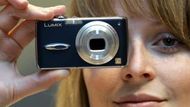 Nejmenší digitální fotoaparát s čočkou 28mm LUMIX DMS-FX1 firmy Panasonic, představený na veletrhu CeBIT
