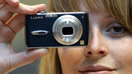 Nejmenší digitální fotoaparát s čočkou 28mm LUMIX DMS-FX1 firmy Panasonic, představený na veletrhu CeBIT