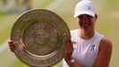 Iga Šwiateková s trofejí pro vítězku Wimbledonu 2025