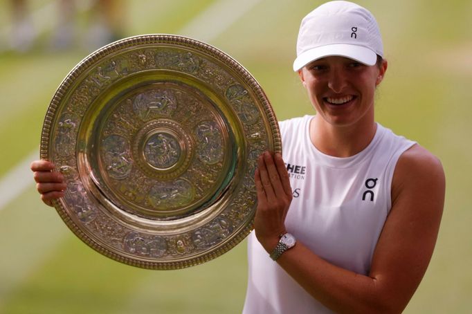 Iga Šwiateková s trofejí pro vítězku Wimbledonu 2025