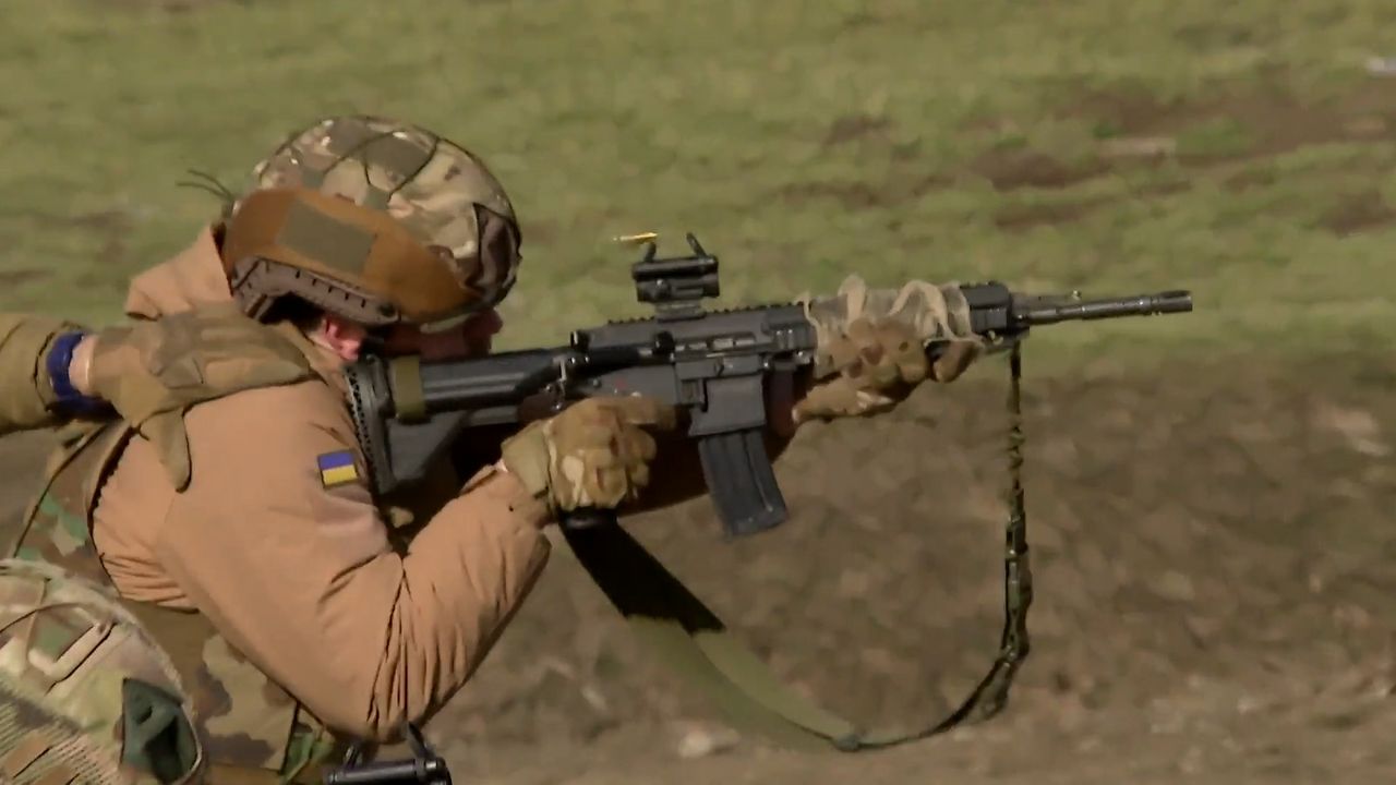 "Ztrácíme čas, neumí ani složit pušku." Ukrajina řeší zásadní problém uvnitř armády