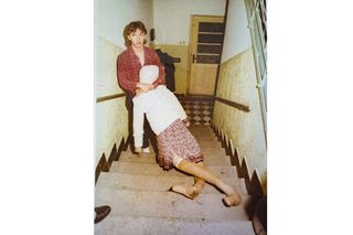 Jiří Straka při rekonstrukci vraždy Marty M. v domě na tehdejším Puškinově náměstí v Praze, 1985. Ukazuje, jak oběť po napadení vláčel po schodech.