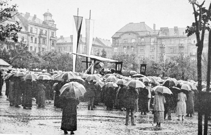 Archivní nedatovaný snímek ze stavby kostela Nejsvětějšího srdce Páně v pražských Vinohradech.