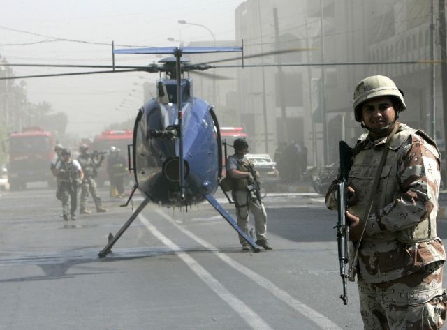 Irák vojáci helikoptéra