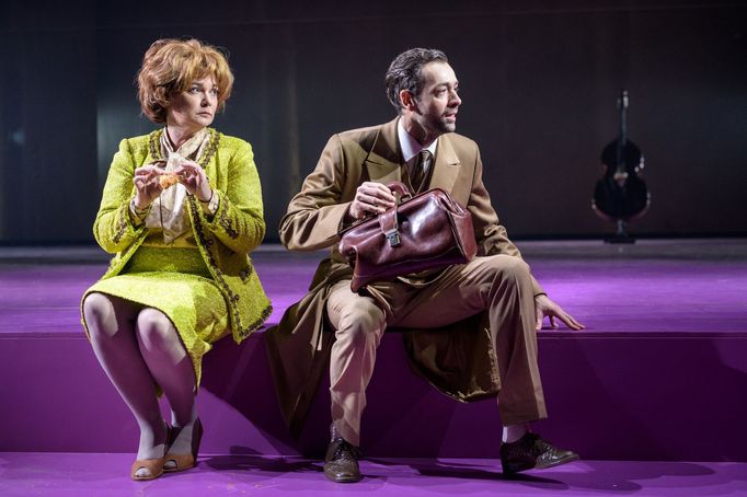 Martina Preissová jako paní Bovaryová starší a Radúz Mácha coby Karel Bovary.