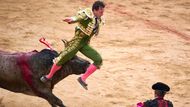 Španělský toreador Rafaelillo je nabodnut býkem. Adrenalin je v aréně cítit i na dálku. Rafaelillo patří mezi zkušené matadory, přesto tu riskuje zdraví i slávu. Zranění, tzv. cornada (rána rohem), patří k temným kapitolám této slavnosti, ne každý duel končí podle představ.