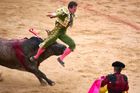 Španělský toreador Rafaelillo je nabodnut býkem. Adrenalin je v aréně cítit i na dálku. Rafaelillo patří mezi zkušené matadory, přesto tu riskuje zdraví i slávu. Zranění, tzv. cornada (rána rohem), patří k temným kapitolám této slavnosti, ne každý duel končí podle představ.