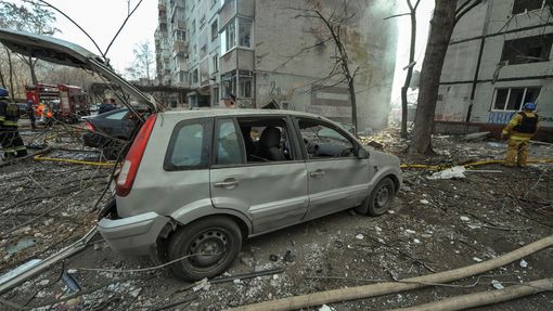 Následky středečního ruského raketového útoku na Záporoží. Podle starosty je nejméně 11 lidí zraněných, z toho 2 děti.