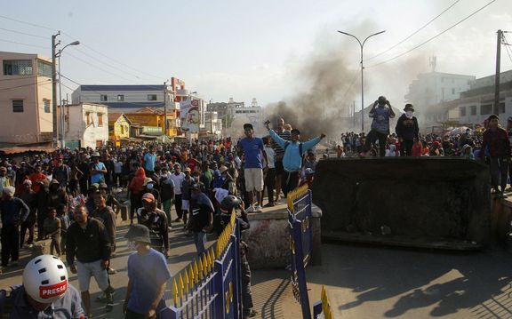 Demonstrace na Madagaskaru začaly 25. září a byly původně namířeny proti častým výpadkům proudu a nedostatku vody. Snímek z metropole Antanarivo byl pořízen ve čtvrtek.